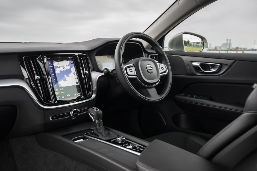 Интерьер Volvo V60 D4 Momemtum 2018 года  (UK) (фото 5 из 40)